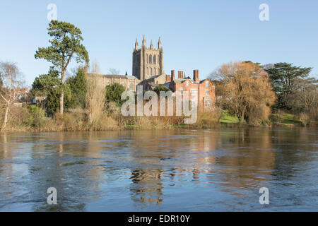 Hereford Kathedrale und hohe Flusspegel auf dem River Wye, Hereford, Herefordshire. England, UK Stockfoto