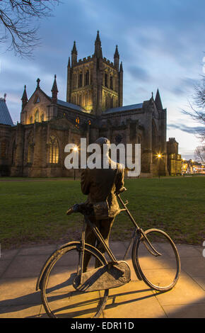 Hereford Kathedrale in der Nacht mit der Statue von Edward Elgar, Hereford, Herefordshire, England, UK Stockfoto