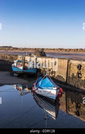 Angelboote/Fischerboote im Hafen von Beadnell, gestapelt die einzige West mit Blick auf Hafen an der Ostküste von Northumberland, mit Hummer-Töpfe Stockfoto