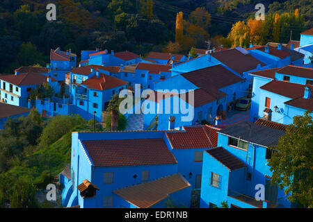 Juzcar, Genal Valley Genal Flusstal, Serrania de Ronda. Smurfs Village, Provinz Malaga, Andalusien. Spanien Stockfoto