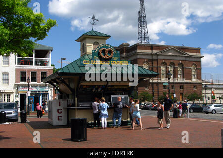 Baltimore, Maryland, Fells Point, eine Limonade und Brezel stand, Snackbar, an der Ecke der Themse und s. broadway Straßen Stockfoto