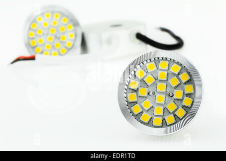 zwei MR16 LED-Lampen und 12V Netzteil Stockfoto