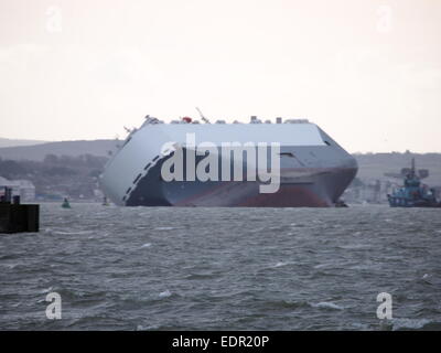 MV Hoegh Osaka Auto Transporter-Schiff, das am Ufer Bramble im Solent geerdet wurde Stockfoto