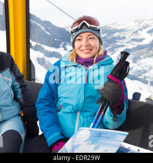 Skifahrerin in Gondel. Stockfoto