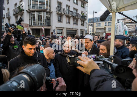 Paris, Frankreich. 8. Januar 2015. Hassen Chalghoumi, Imam der Moschee von Drancy (weißer Hut) und Marek Halter, jüdischer Schriftsteller, sind zu einem gemeinsamen Gespräch in der Nähe von Charlie Hebdo Büros, eines Tages nach dem terroristischen Anschlag geben. Frederic Augendre Bildnachweis: Frederic Augendre/Alamy Live-Nachrichten Stockfoto