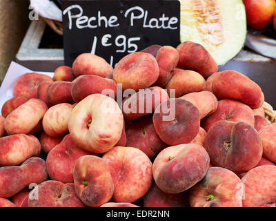 Rote Reife flachen Pfirsiche zum Verkauf auf Markt stall in der Provence, Südfrankreich Stockfoto