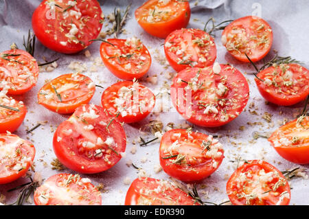 Auflaufform Tomaten gewürzt mit Knoblauch, Gewürze und Zucker für die Herstellung von Tomaten confit Stockfoto