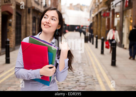 junge Frau Holding Ordner Stockfoto