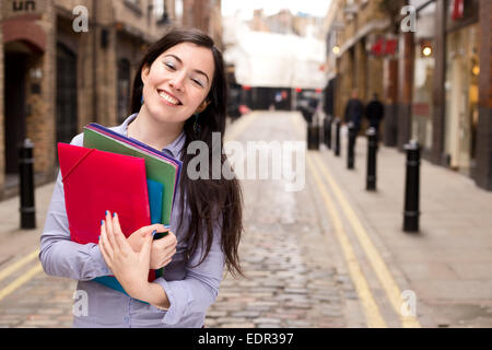 junge Frau Holding Ordner Stockfoto