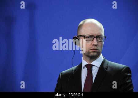 Berlin, Deutschland. 8. Januar 2015. Ukrainische Ministerpräsidentin Arseniy Yatsenyuk besucht eine Pressekonferenz nach dem Treffen mit Bundeskanzlerin Angela Merkel in Berlin, Deutschland, am 8. Januar 2015. Bundeskanzlerin Angela Merkel hat am Donnerstag erneut die Bedeutung der eine vollständige Umsetzung des Friedensabkommens Minsk zur Lösung des Konflikts in der Ukraine. © Shang Jing/Xinhua/Alamy Live-Nachrichten Stockfoto