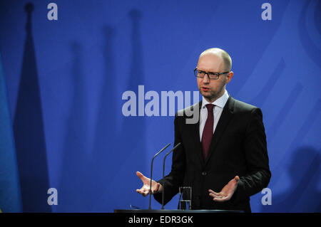 Berlin, Deutschland. 8. Januar 2015. Ukrainische Ministerpräsidentin Arseniy Yatsenyuk besucht eine Pressekonferenz nach dem Treffen mit Bundeskanzlerin Angela Merkel in Berlin, Deutschland, am 8. Januar 2015. Bundeskanzlerin Angela Merkel hat am Donnerstag erneut die Bedeutung der eine vollständige Umsetzung des Friedensabkommens Minsk zur Lösung des Konflikts in der Ukraine. © Shang Jing/Xinhua/Alamy Live-Nachrichten Stockfoto