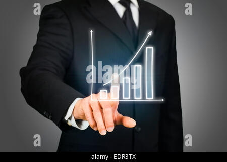 Geschäftsmann, ein steigender Diagramm anklicken Stockfoto