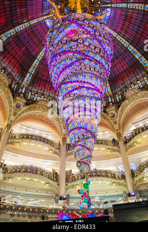 Kopfüber geschmückter Weihnachtsbaum die große Attraktion unter der berühmten Kuppel bei Galerien Lafayette Kaufhaus, Paris Stockfoto