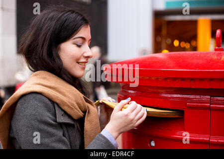 junge Frau Entsendung Buchstaben Stockfoto