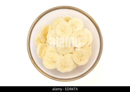 Bananenscheiben auf Schüssel auf weißem Hintergrund von oben gesehen Stockfoto
