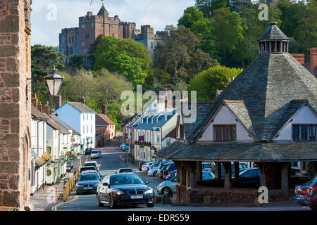 Autofahren in einer BMW-Limousine durch die alte Stadt Dunster, Dunster Castle im Hintergrund, in Somerset, Großbritannien Stockfoto