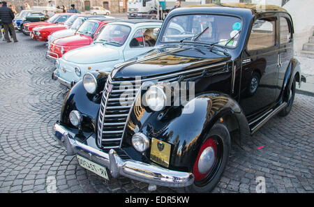 VERONA, Italien - 6. Januar: Classic Oldtimer. Benaco klassische Autoclub organisiert eine treffen namens "Hexe des Polizisten" o Stockfoto