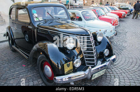 VERONA, Italien - 6. Januar: Classic Oldtimer. Benaco klassische Autoclub organisiert eine treffen namens "Hexe des Polizisten" o Stockfoto