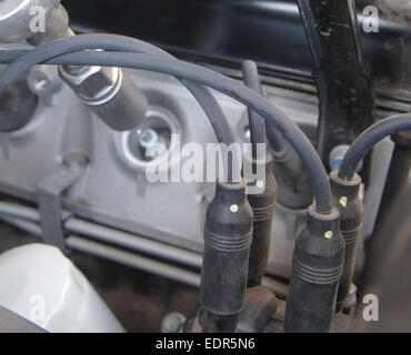 Zündkabel auf dem Hintergrund der Zündkerzen des Motors Stockfoto