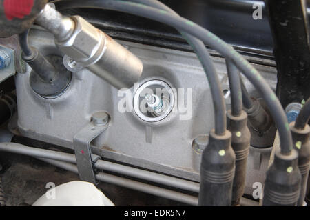 Zündkabel auf dem Hintergrund der Zündkerzen des Motors Stockfoto