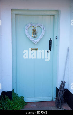 Ferienhaus Haustür mit Nut und Feder Paneele malte Pastell Mint grün und altmodische Stiel Dunster, Somerset, Großbritannien Stockfoto