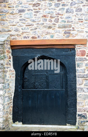 Typische traditionelle Holzhaus Tür auf alten Steingebäude in Porlock in Somerset, Großbritannien Stockfoto