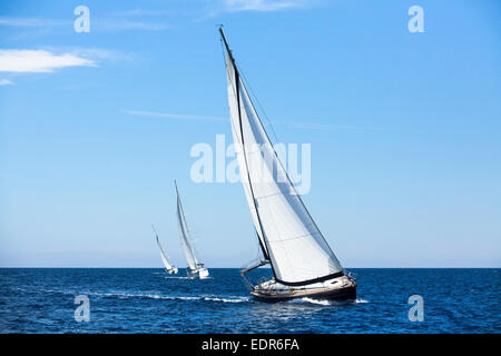 Segelschiff Yachten mit weißen Segeln. Luxus-Yachten. Stockfoto