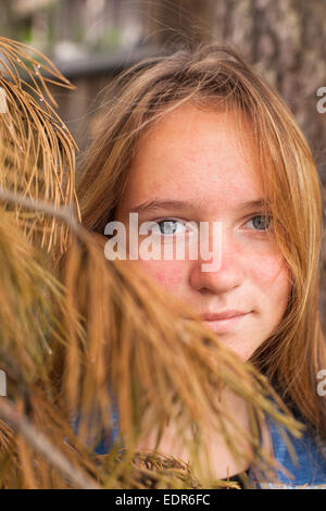 Close-up Portrait von niedlichen langhaarige Teen Girl im Freien. Stockfoto