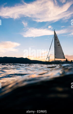 Ein Segelboot am Lake Tahoe bei Sonnenuntergang. Stockfoto