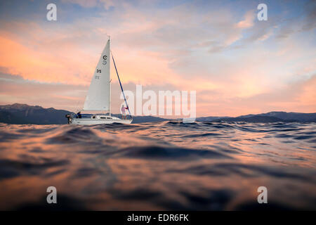 Ein Segelboot am Lake Tahoe bei Sonnenuntergang. Stockfoto