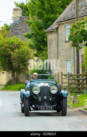 Oldtimer Bentley 4,5 Liter Luxus-Auto gebaut 1929 getrieben auf Urlaub in Cotswolds am Asthall in O touring Stockfoto