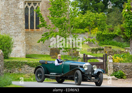 Oldtimer Bentley 4,5 Liter Luxus-Auto gebaut 1929 getrieben auf Urlaub in Cotswolds am Asthall in O touring Stockfoto