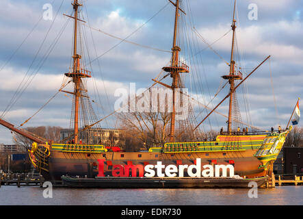 Replikat Niederländisch-Ostindien VOC Segelschiff De Amsterdam in Amsterdam mit I Amsterdam Zeichen bei Sonnenuntergang im Winter. Stockfoto