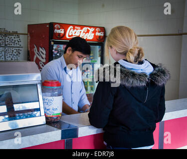 Cola und Cola Flaschen in den Regalen der Supermärkte in Großbritannien, die vor kurzem ein Zucker Steuer auf Getränke, die mit Fettleibigkeit beitragen. Stockfoto