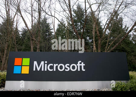 Ein Logo Zeichen außerhalb des Campus der Hauptsitz von Microsoft in Redmond, Washington. Stockfoto