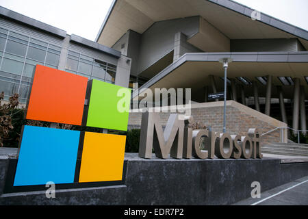 Ein Logo Zeichen außerhalb des Campus der Hauptsitz von Microsoft in Redmond, Washington. Stockfoto