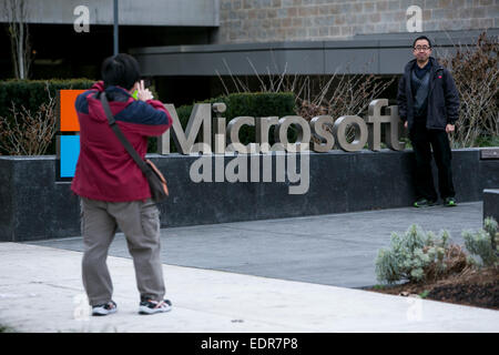 Ein Logo Zeichen außerhalb des Campus der Hauptsitz von Microsoft in Redmond, Washington. Stockfoto