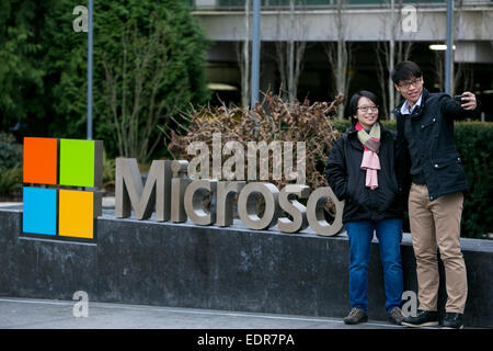 Ein Logo Zeichen außerhalb des Campus der Hauptsitz von Microsoft in Redmond, Washington. Stockfoto