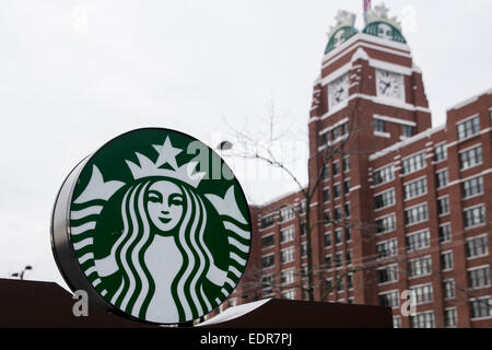 Ein Logo-Zeichen vor dem Sitz der Starbucks Coffee Company in Seattle, Washington. Stockfoto