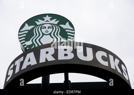 Ein Logo-Zeichen vor dem Sitz der Starbucks Coffee Company in Seattle, Washington. Stockfoto