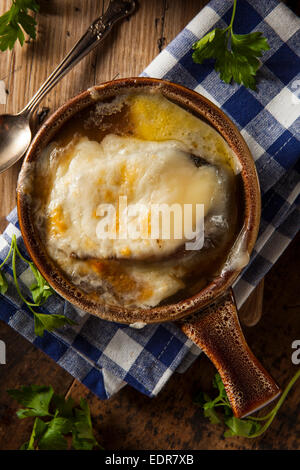 Hausgemachte französische Zwiebelsuppe mit Käse und Toast Stockfoto