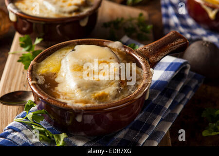 Hausgemachte französische Zwiebelsuppe mit Käse und Toast Stockfoto