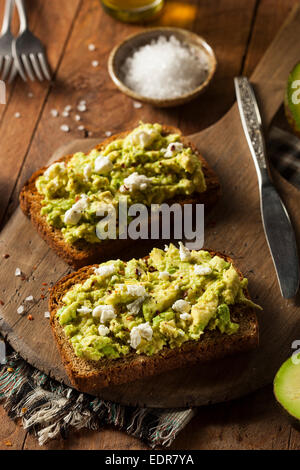 Gesunde hausgemachte Avocado-Toast mit Salz und Feta Stockfoto