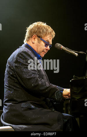 Elton John die live bei Garry Weber Stadion als Bestandteil seiner größten Hits Tour 2014 tour Featuring: Elton John Where: Halle/Westfalen, Deutschland: 6. Juli 2014 Stockfoto