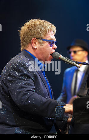 Elton John die live bei Garry Weber Stadion als Bestandteil seiner größten Hits Tour 2014 tour Featuring: Elton John Where: Halle/Westfalen, Deutschland: 6. Juli 2014 Stockfoto