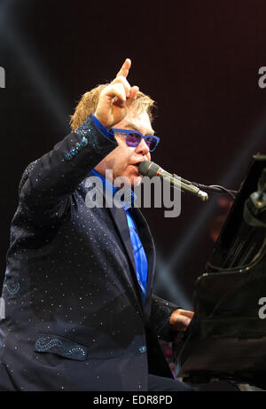 Elton John die live bei Garry Weber Stadion als Bestandteil seiner größten Hits Tour 2014 tour Featuring: Elton John Where: Halle/Westfalen, Deutschland: 6. Juli 2014 Stockfoto