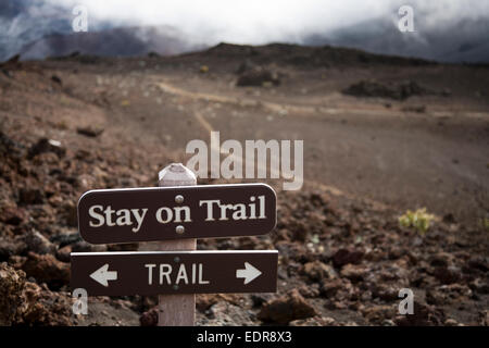 Ein Schild Wanderer auf den Spuren im Haleakala Krater bleiben. Ab Wanderweg führt zu erheblichen Bodenerosion in der Stockfoto