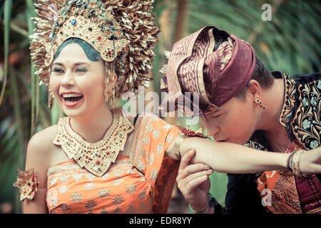 Paar Erlass hochzeitsszene in Vorbereitung auf die kirchliche Trauung. Bali. Indonesien Stockfoto
