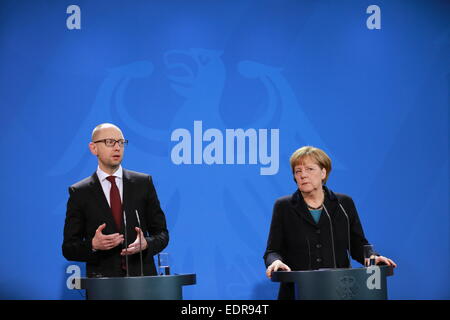 Bundeskanzlerin Angela Merkel empfängt ukrainische Ministerpräsidentin Arseniy Yatsenyuk am Kanzleramt in Berlin für seinen zweitägigen Besuch. © Simone Kuhlmey/Pacific Press/Alamy Live-Nachrichten Stockfoto