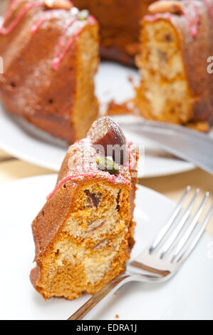 frische Kastanien-Kuchen-Brot-Nachtisch mit Mandeln und Pistazien an der Spitze Stockfoto